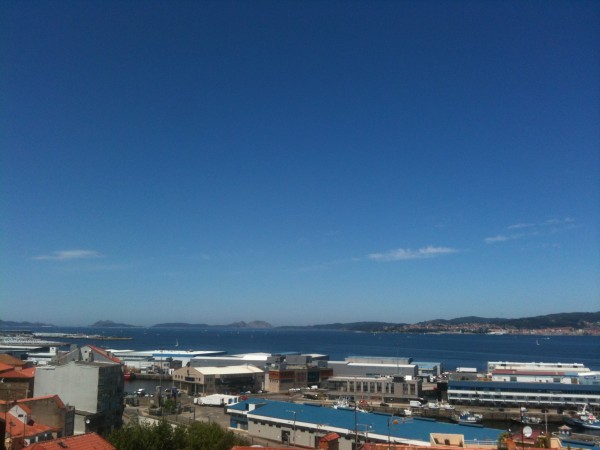 Puerto pesquero de Vigo con las Islas Cíes de fondo