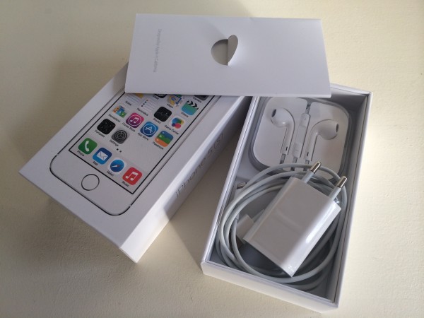 Accesorios incluidos en la caja del iPhone 5S