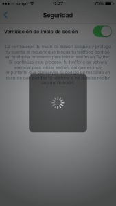 Esperando la verficiación de inicio de sesión en la app de Twitter (se queda así si no se permiten las notificaciones en la app de Twitter en el iPhone o terminal con Android)