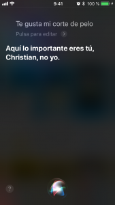 Siri, ¿te gusta mi corte de pelo? Aquí lo importante eres tú, Christian, no yo.