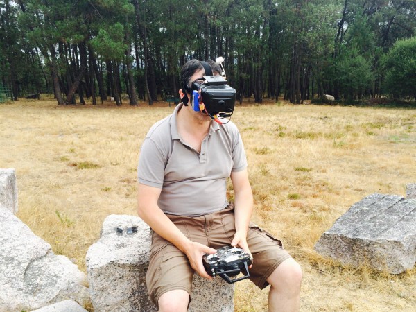 Luis García con su FPV (gafas para ver lo que visualiza su dron personal) y así poder pilotarlo