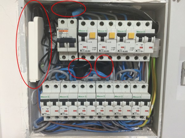 Cuadro eléctrico con el control de consumo de corriente instalado