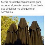 Media hora hablando con ellas para conocer algo más de su cultura hasta que el del bar me dijo que eran sombrillas...