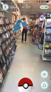 Zubat en una librería