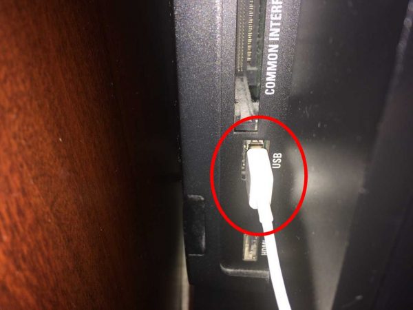 Usa la toma USB de la TV del hotel para cargar el móvil