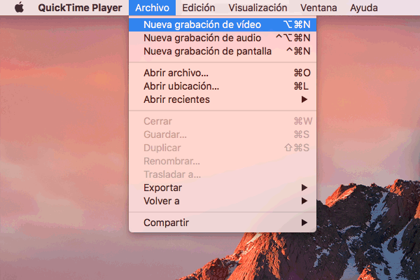 Abrir la aplicación de QuickTime que viene incluida de serie en macOS y en “Archivo” escoger “Nueva grabación de vídeo…”